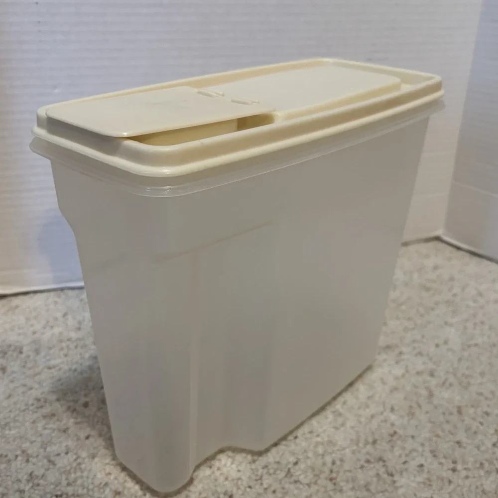 Vintage Rubbermaid Servin Saver #3  13 Cup Sheer Cereal Keeper w/ Cream Lid USA